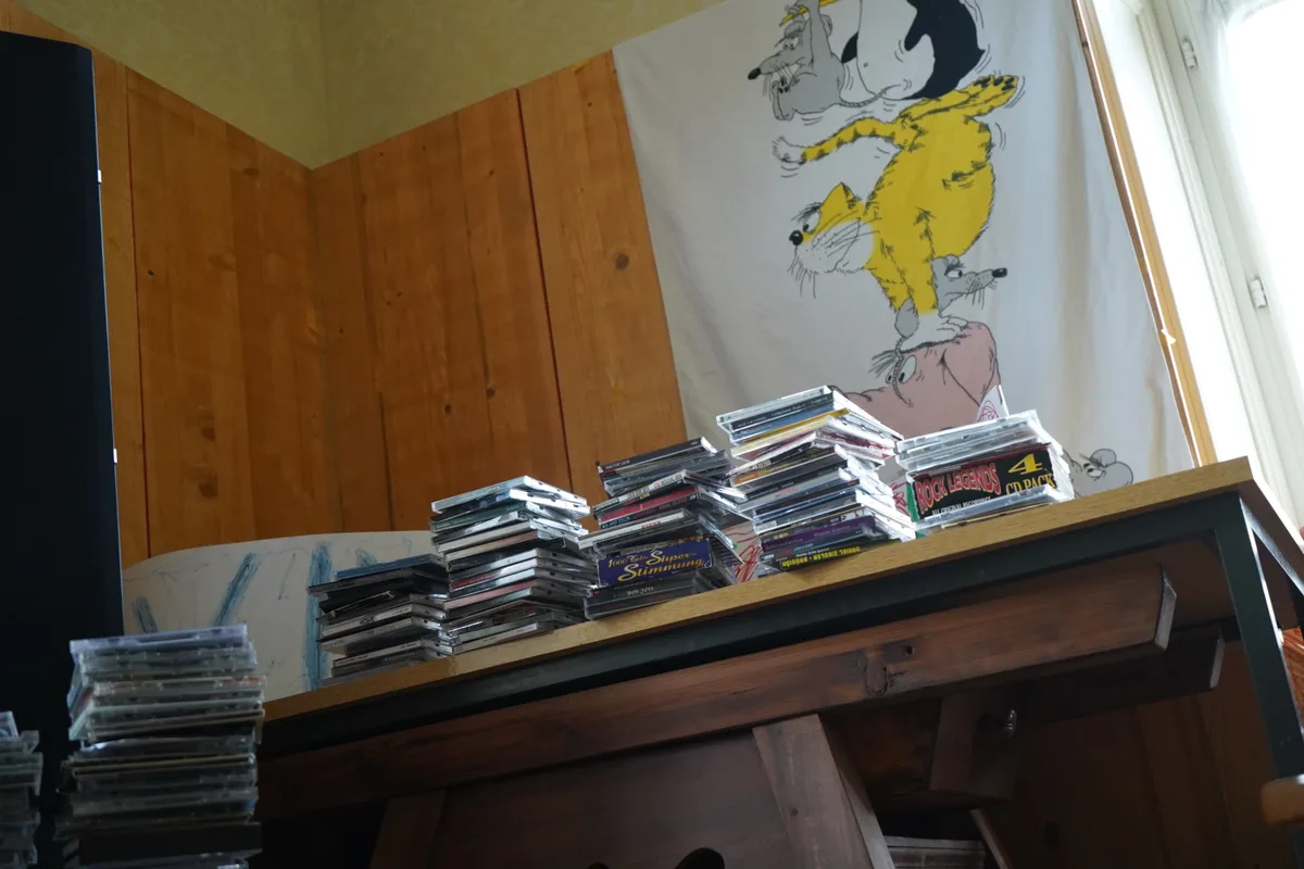 CDs stapeln sich etwas durcheinander aufeinander.